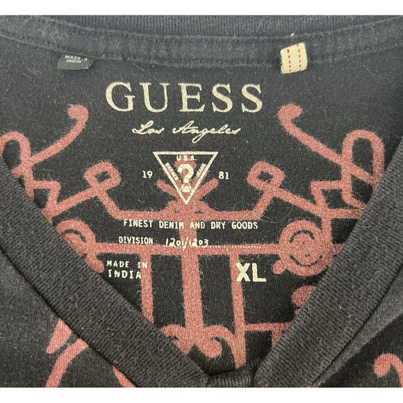 Guess men's v-neck t-shirt with an ornate graphic design XL - Picture 4 of 10